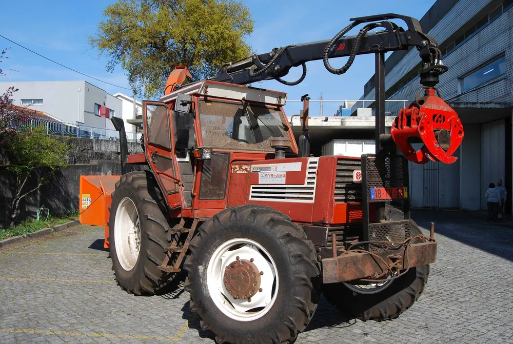 d1 Tractor FIAT de 115 CV y grúa Agriduarte nueva – Image 1