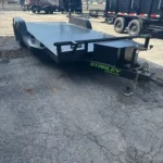 Remolque de 83" x 20' con plataforma de acero, capacidad de 12.000 lb, para transporte de vehículos y maquinaria.